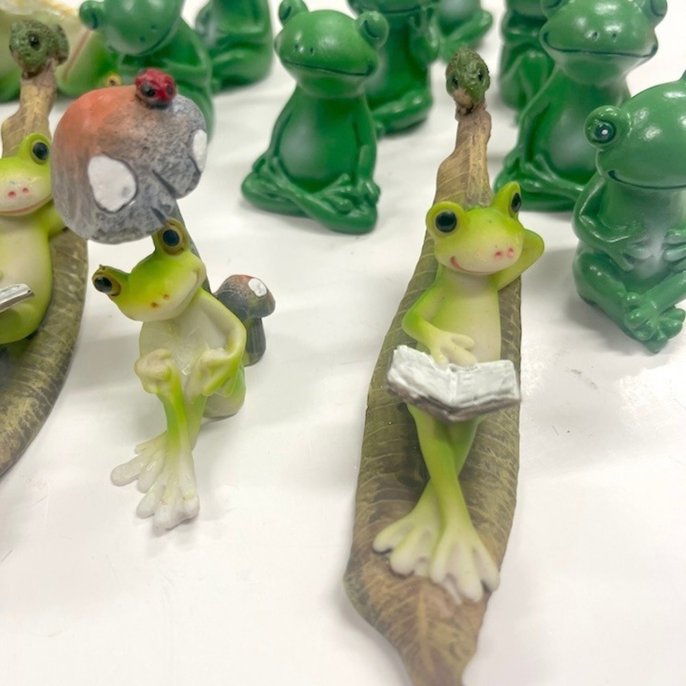 13 Funny Frogs Model Making Garden Decor Crafts NEW CF5 - Picture 3 of 6